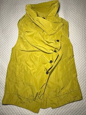 SUN KIM JENNY RUCHED ASYMMETRICAL CHARTREUSE VEST W/ POCKETS
SIZE S MADE IN USA